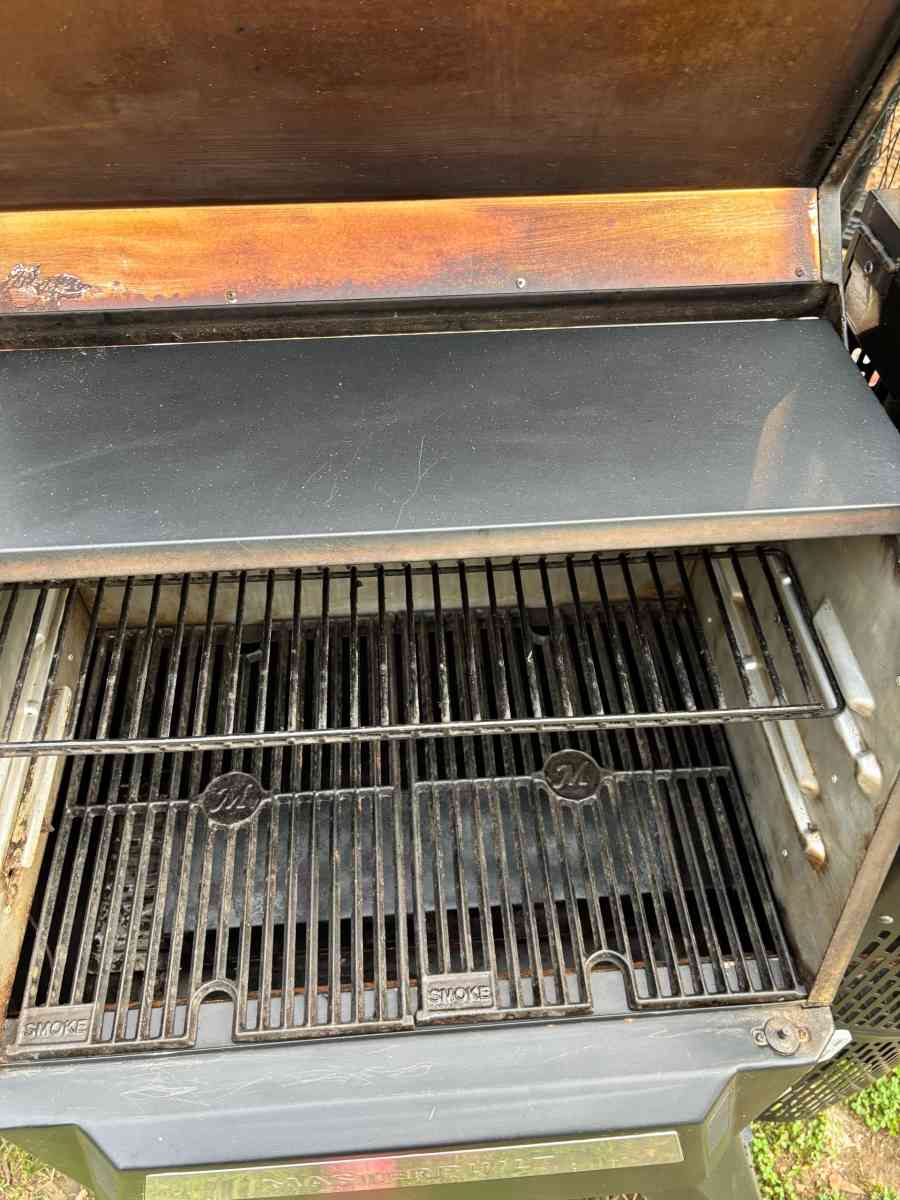 MasterBuilt Smoker Charcoal Grill - Auburn, Georgia - FleaMarketBay