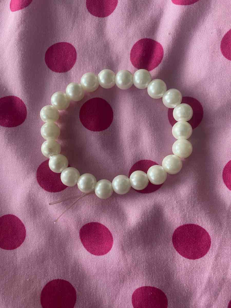 big pearl braclets - Fort Worth, Texas - FleaMarketBay