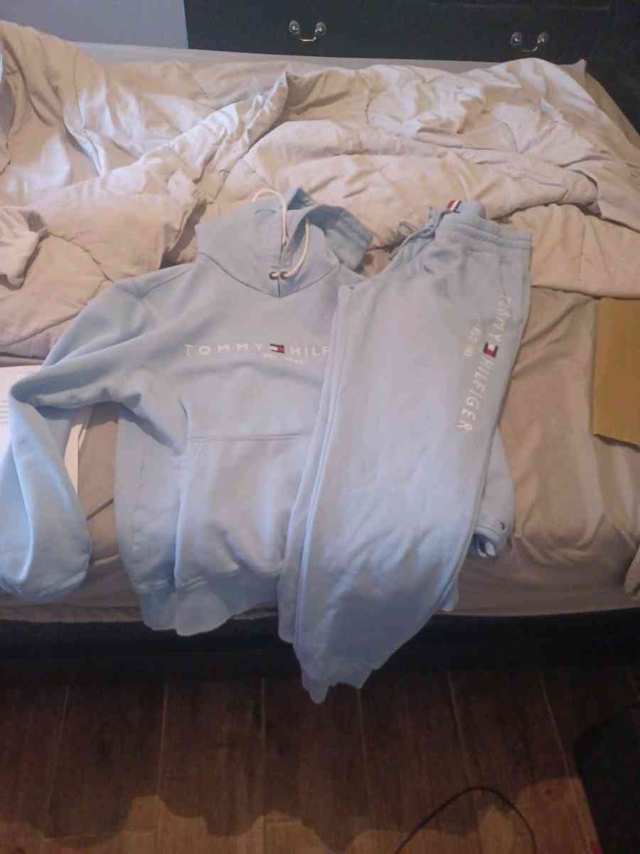 Tommy Hilfiger SweatSuit - Glendale, Arizona