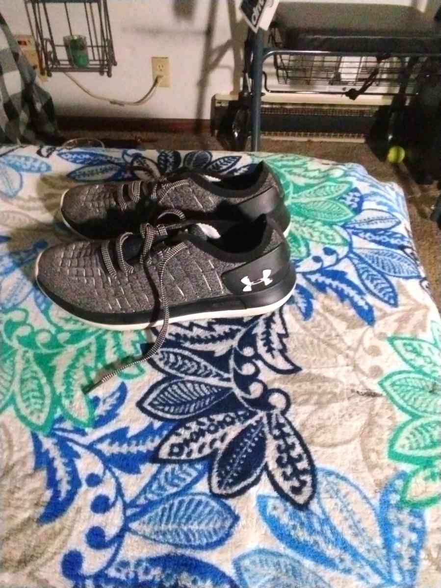 Under Armour size 9 womans sneakers great shape - Robinson, Illinois - FleaMarketBay