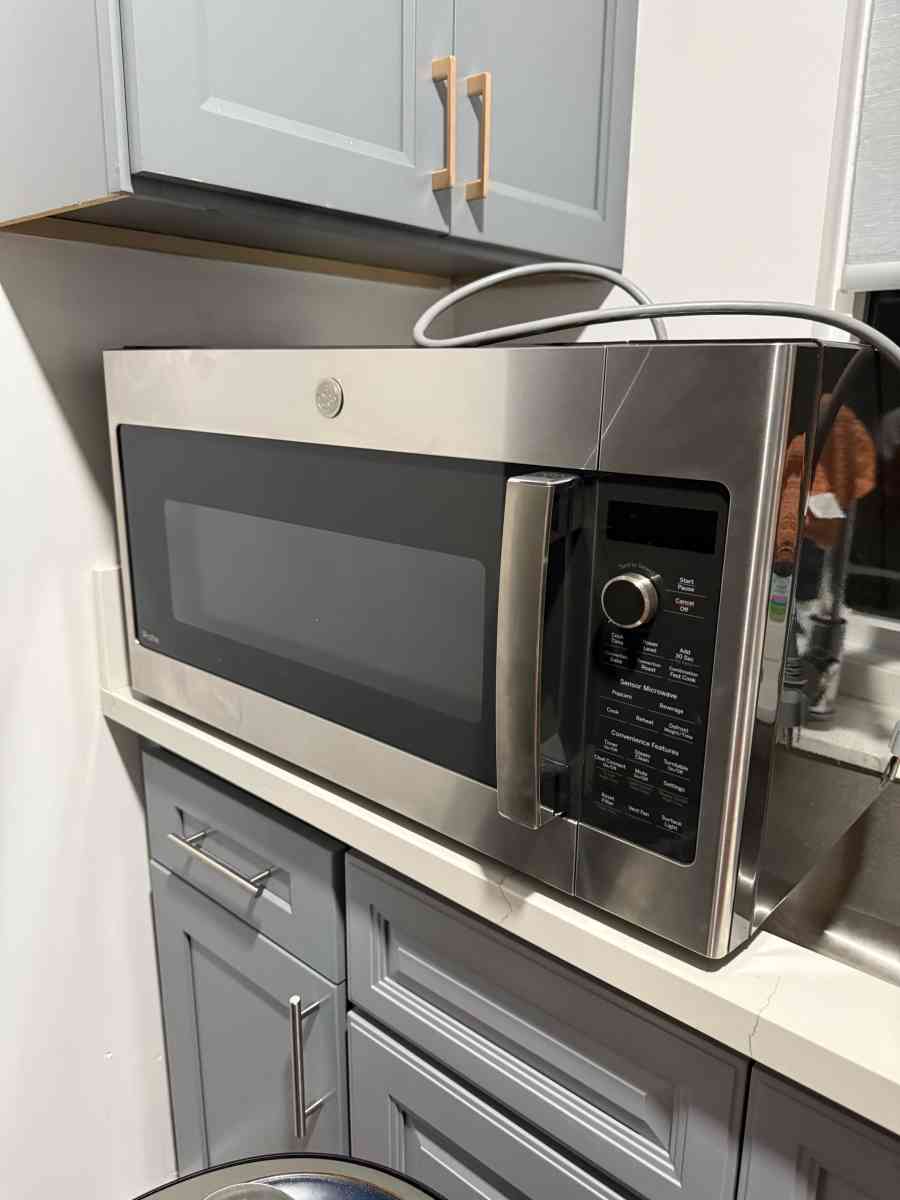 Brand new microwave oven - Fontana, California
