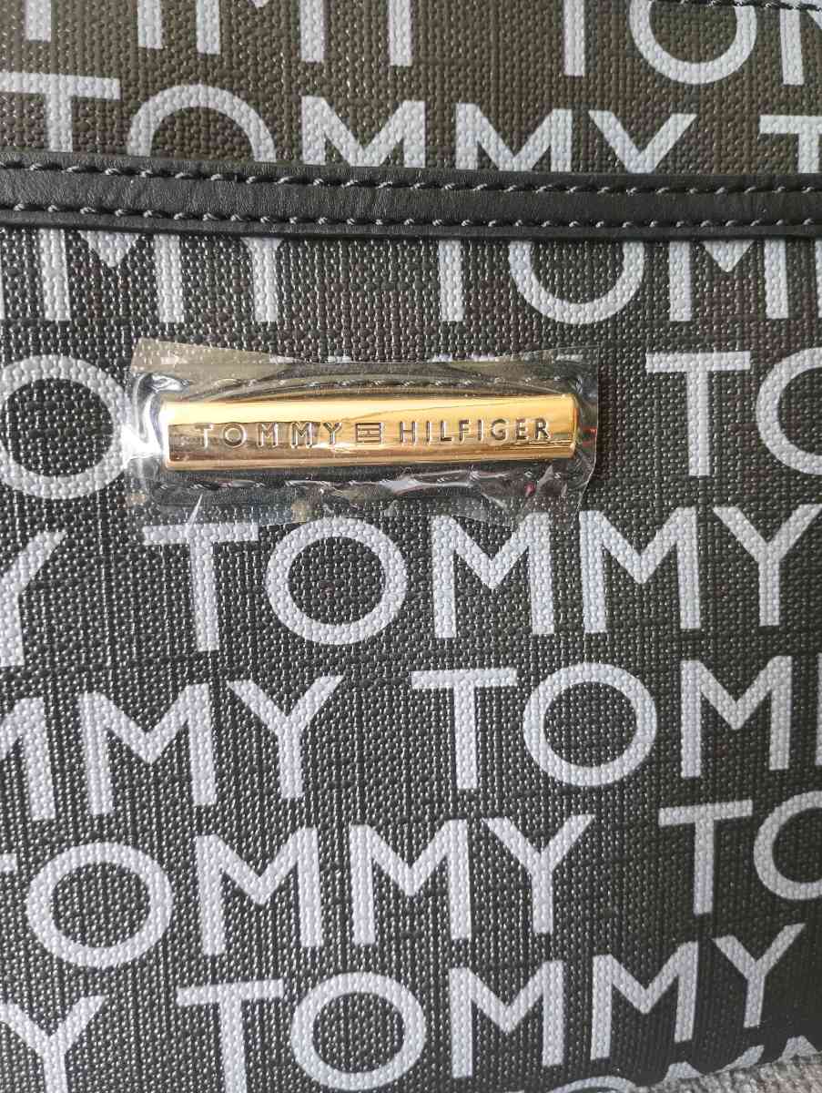 Tommy Hilfiger wristlet Wallet - Frostproof, Florida - FleaMarketBay