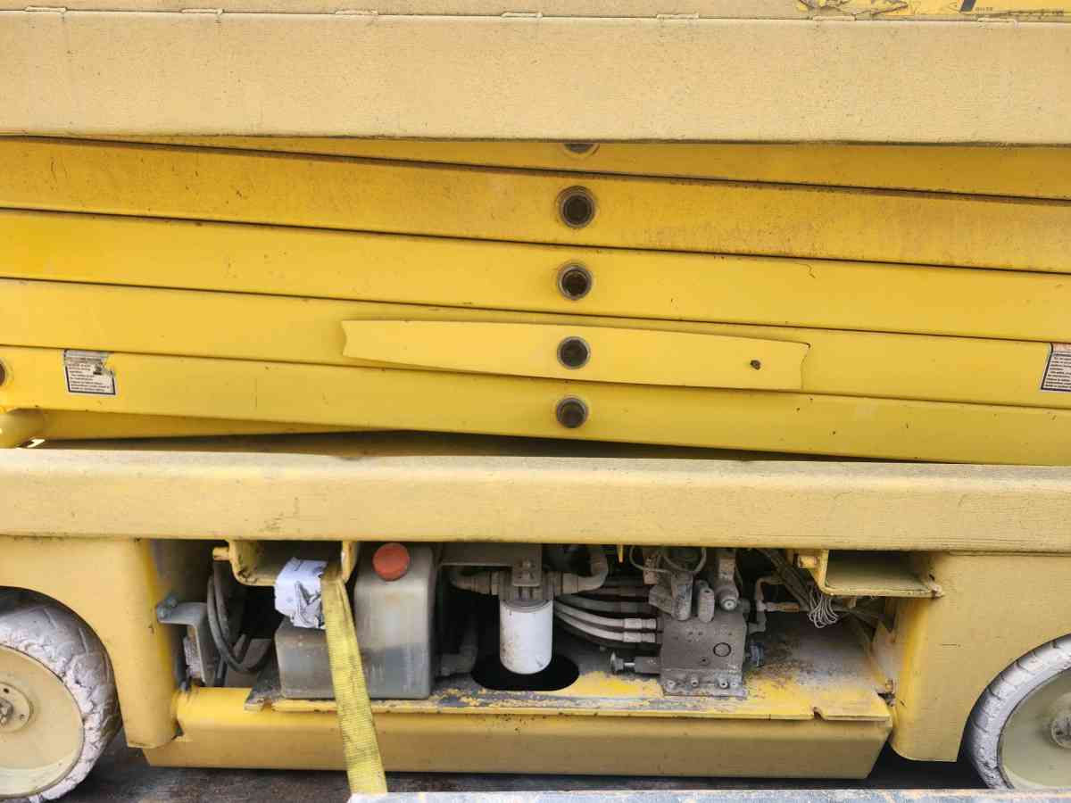 33 ft Scissor Lift - Williamsburg, Virginia - FleaMarketBay