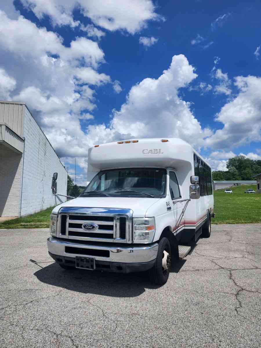 2011 Ford E450 Shuttle Bus
