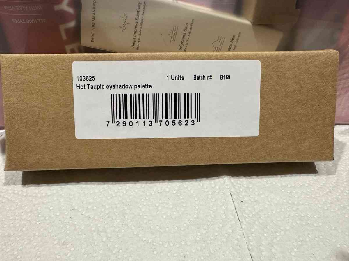 Natasha Denona Hot Taupic eyeshadow palette - Round Lake, Illinois