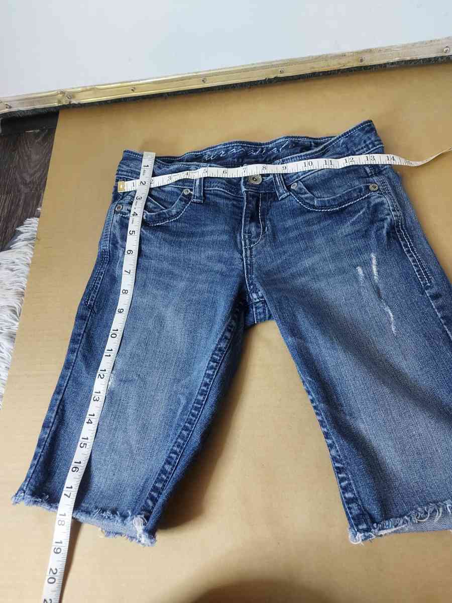 Aeropostale Raw Hem Bermuda Shorts Size 12 - Atlanta, Georgia - FleaMarketBay
