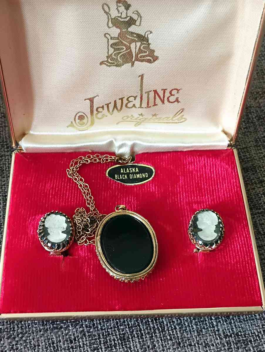 Alaska black diamond necklace and earrings - Frostproof, Florida - FleaMarketBay