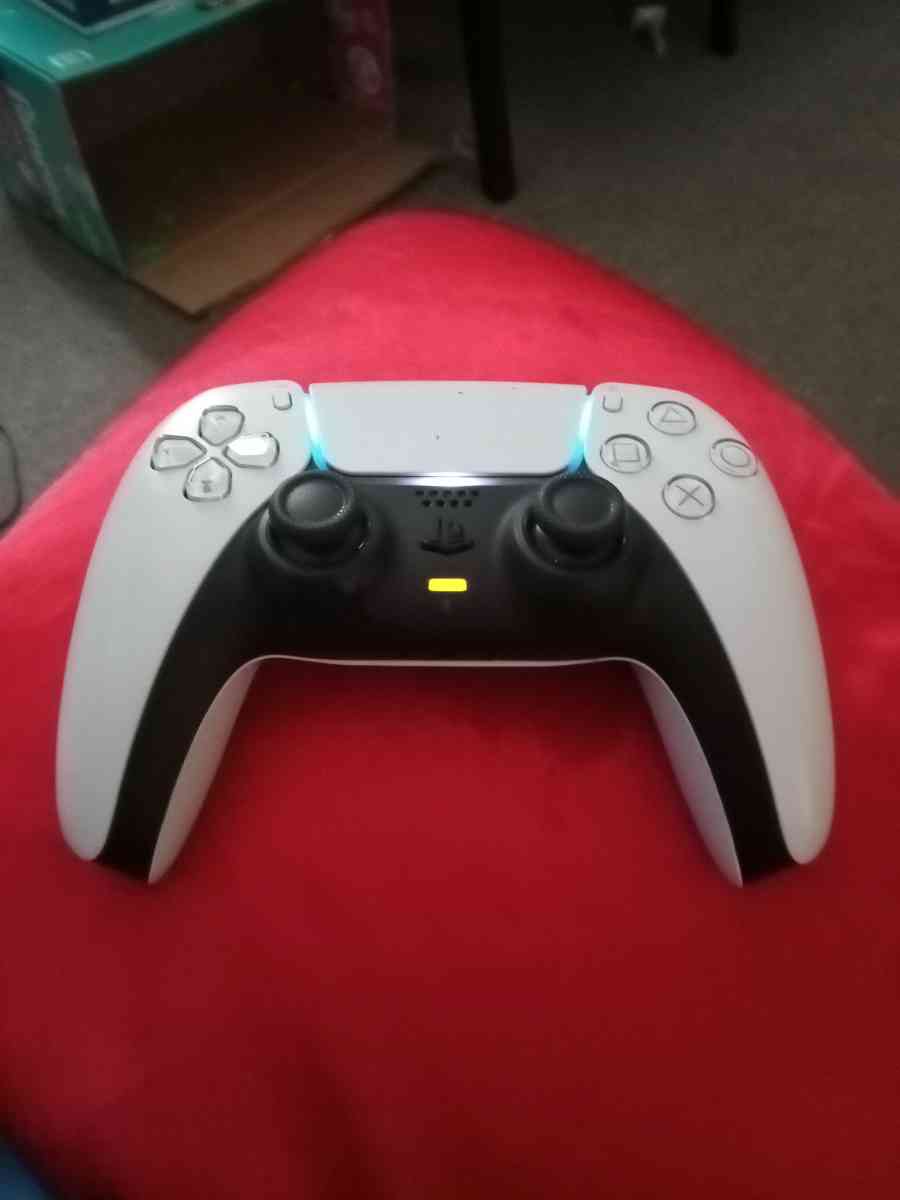 ps5 with 1 controller and 3 games - Dayton, Ohio - FleaMarketBay