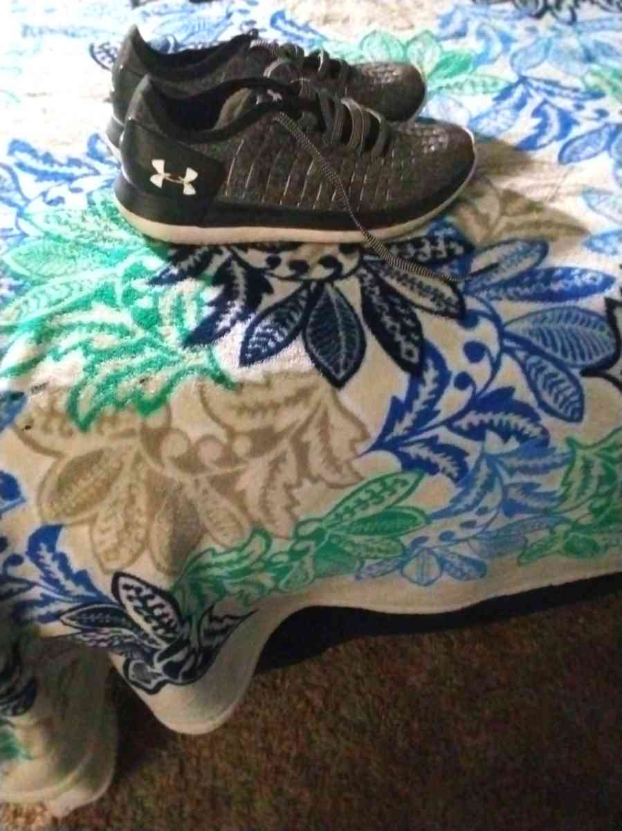 Under Armour size 9 womans sneakers great shape - Robinson, Illinois - FleaMarketBay