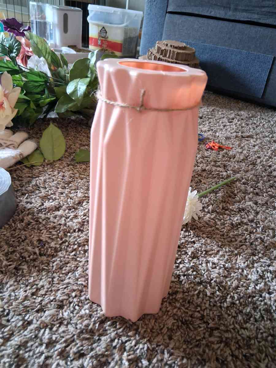 Pink vase with hearts - Comstock, Michigan - FleaMarketBay