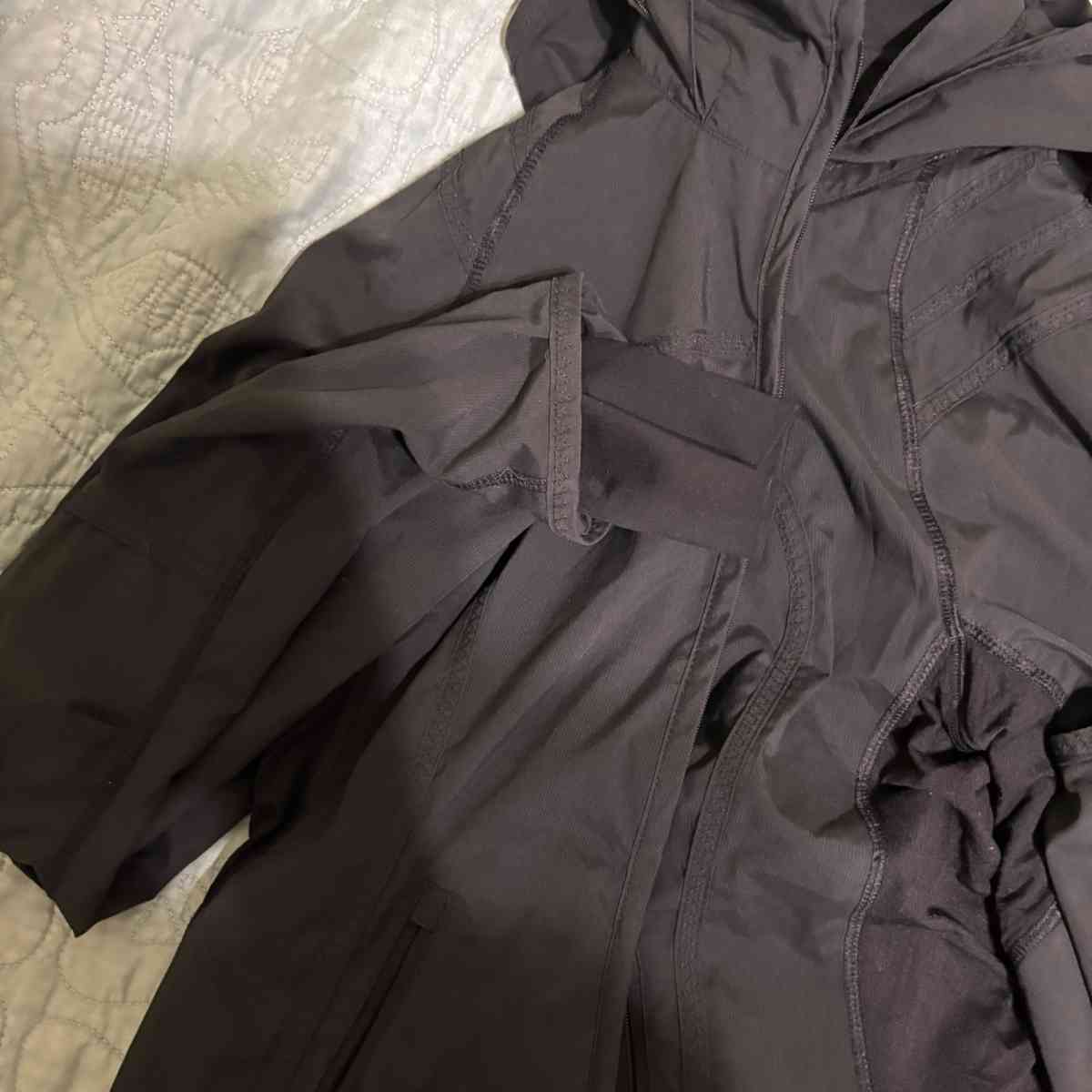 lululemon jacket size 4 - Hartselle, Alabama - FleaMarketBay
