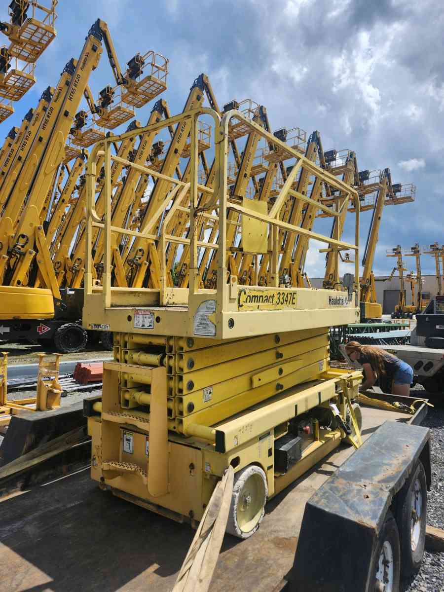 33 ft Scissor Lift - Williamsburg, Virginia - FleaMarketBay