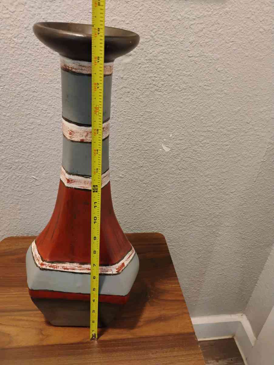 mesita con jarron decorativo - Garland, Texas - FleaMarketBay