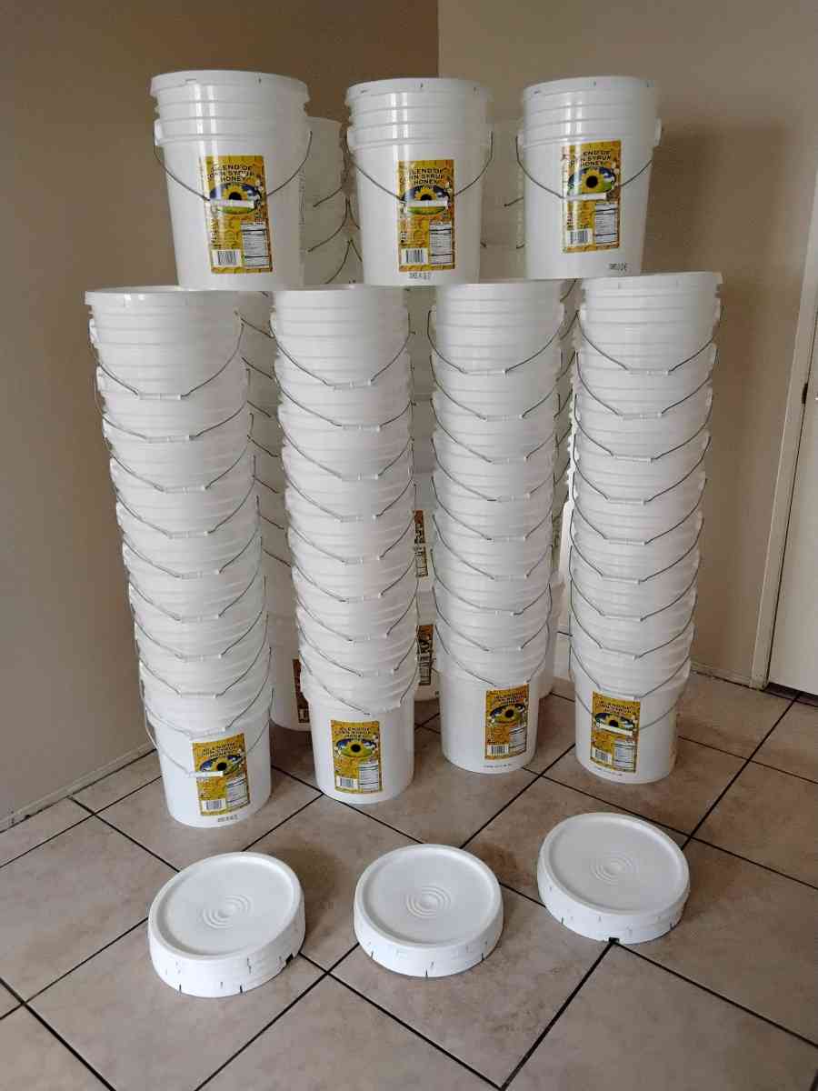 5 Galon White Buckets - Pomona, California - FleaMarketBay