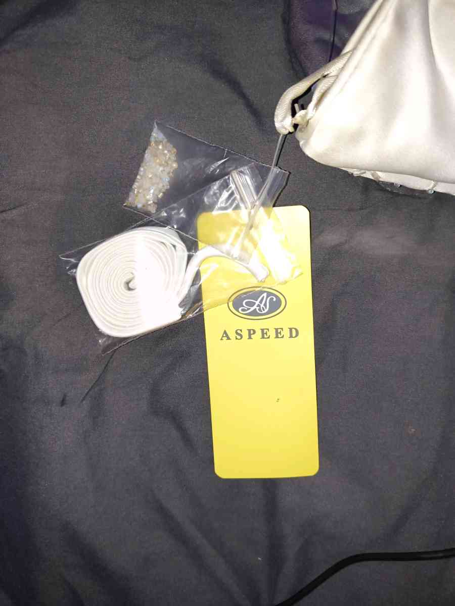 Brand New Wedding Dress and Tiara Veil - Port Arthur, Texas - FleaMarketBay