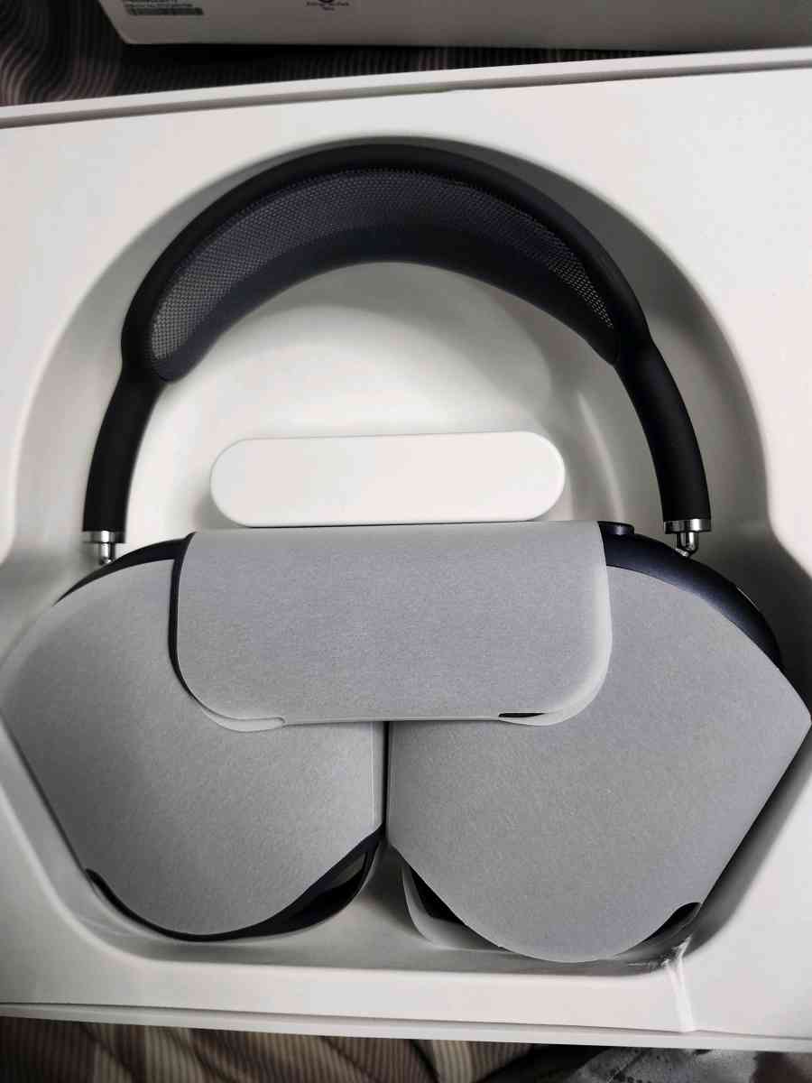 apple airpod maxes - New York, New York - FleaMarketBay