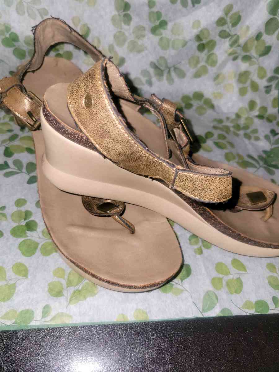 SUMMER SANDALS - Allamuchy, New Jersey - FleaMarketBay