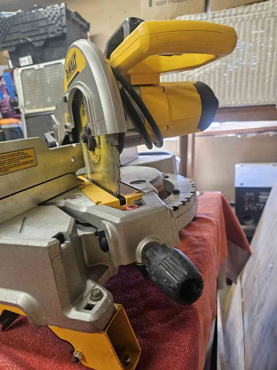 DeWalt 15 amps 12 in Corded DualBevel Compound Miter Saw - Phoenix, Arizona - FleaMarketBay
