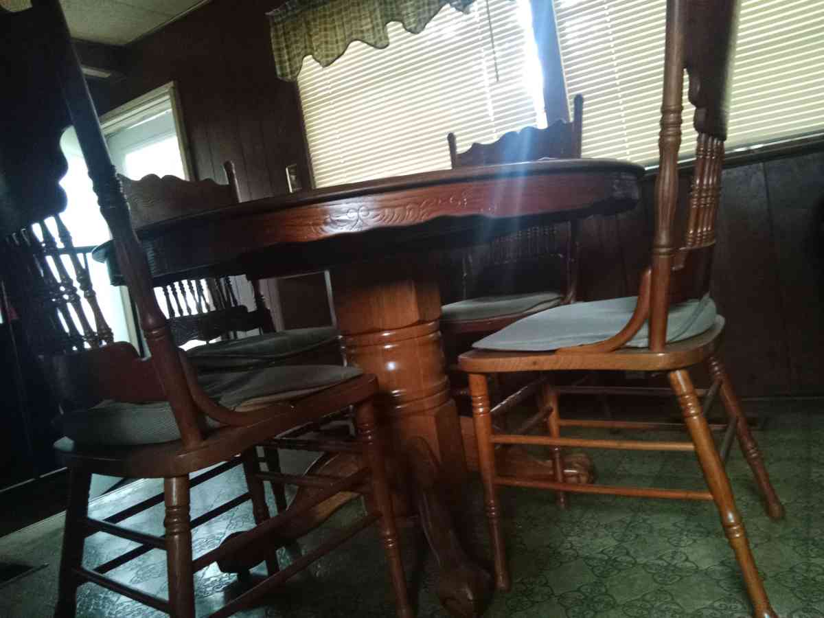 round kitchen table - Topeka, Kansas - FleaMarketBay