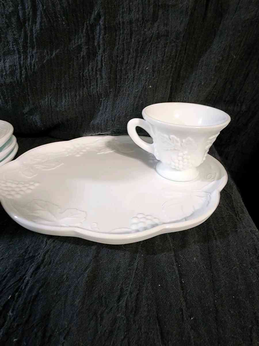 Vintage Indiana milk glass - Knoxville, Tennessee - FleaMarketBay