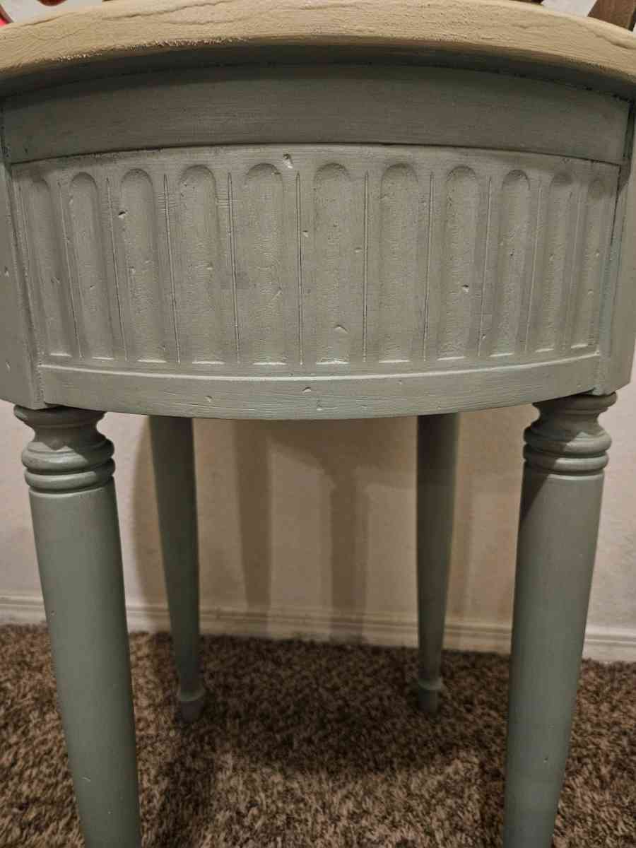 Wooden side table - Broken Arrow, Oklahoma - FleaMarketBay