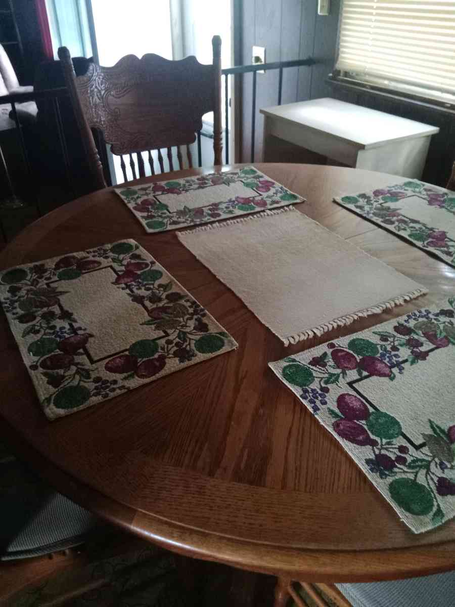 round kitchen table - Topeka, Kansas - FleaMarketBay