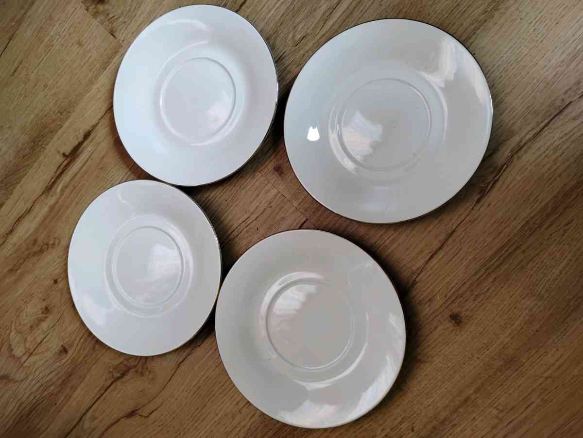 Decorative Christmas dishes - Fulton, Illinois