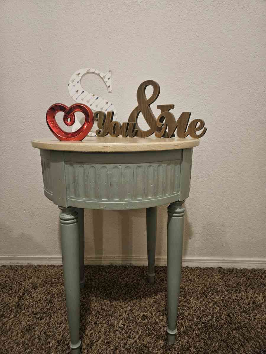 Wooden side table - Broken Arrow, Oklahoma - FleaMarketBay