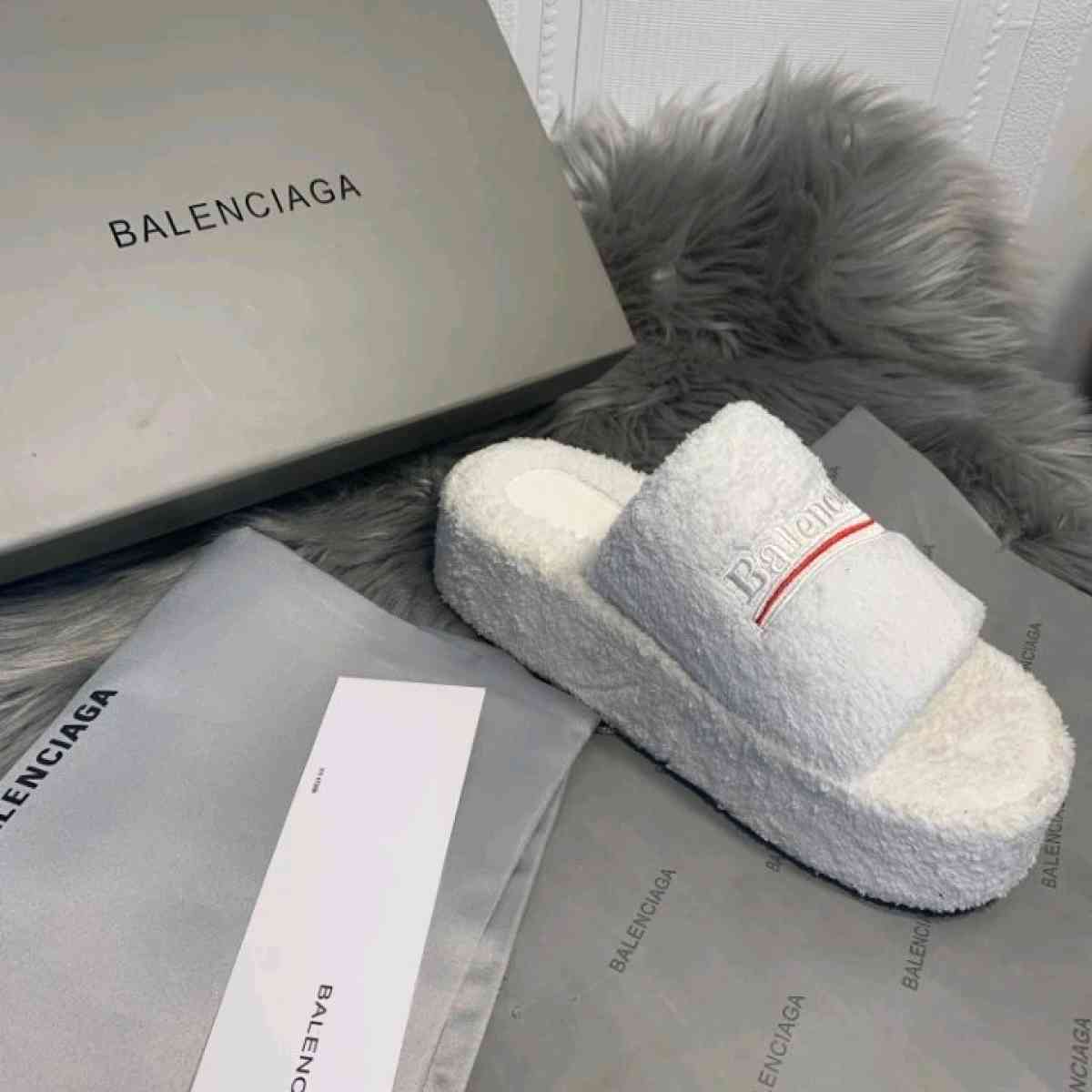 Slides White Color - Las Vegas, Nevada - FleaMarketBay