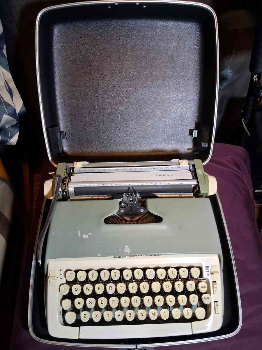 1960s Galaxie typewriter antique collectible - Lynchburg, Virginia - FleaMarketBay