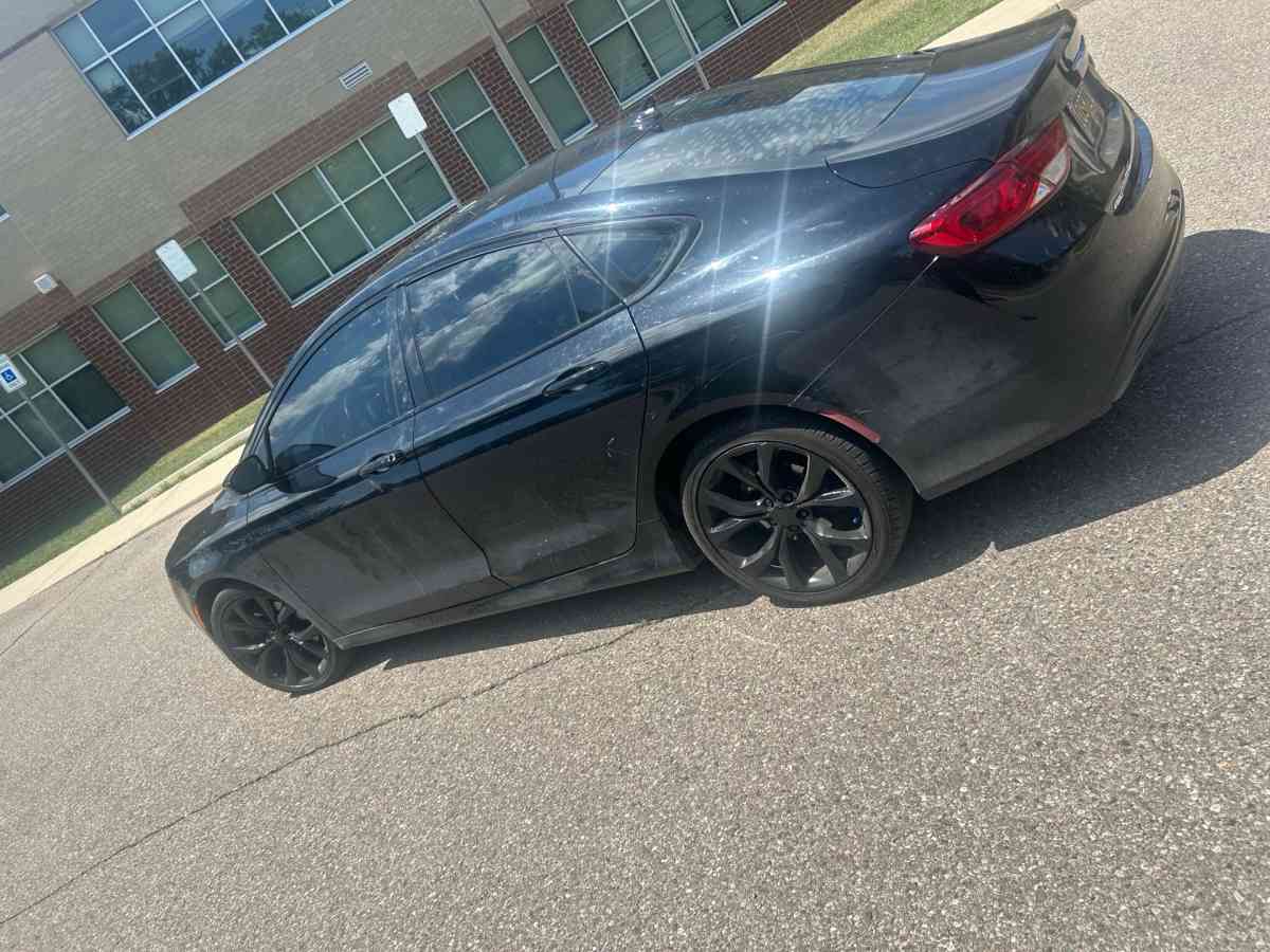 Chrysler 200 - Dearborn, Michigan - FleaMarketBay