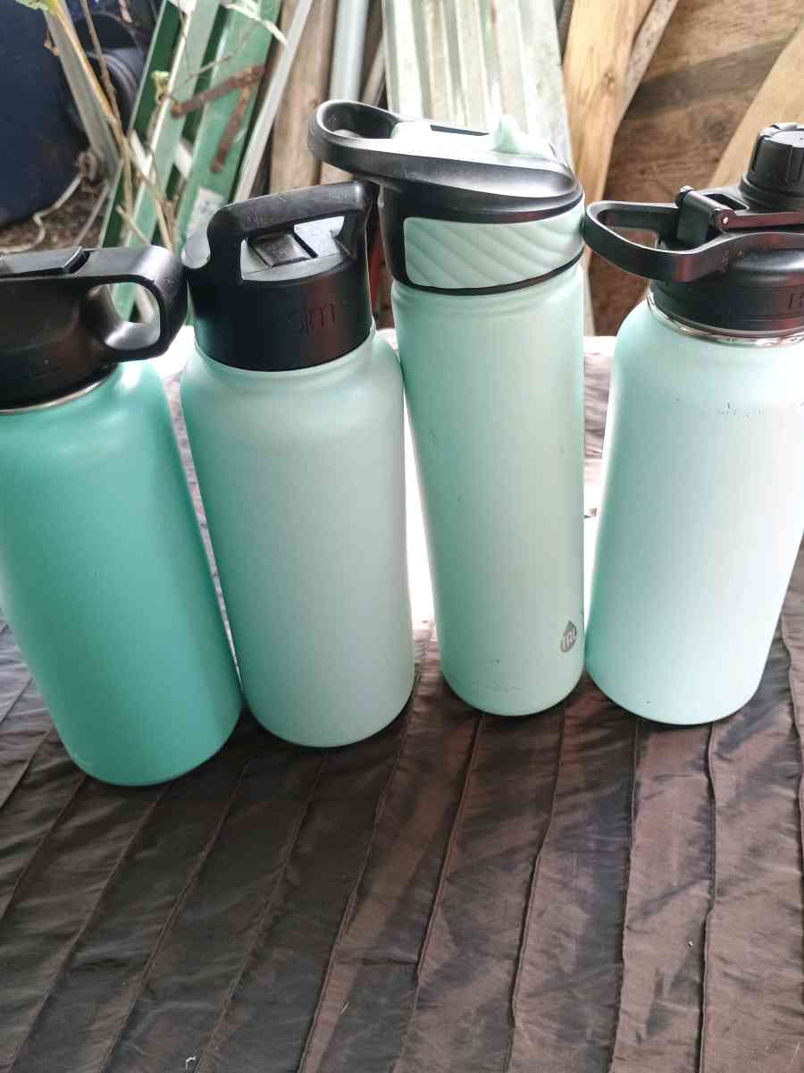Stainless steel water bottles 16 pieces for 6000 or 500 each - Galveston, Texas - FleaMarketBay