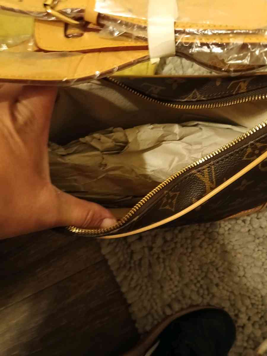 LV purse - Spartanburg, South Carolina - FleaMarketBay