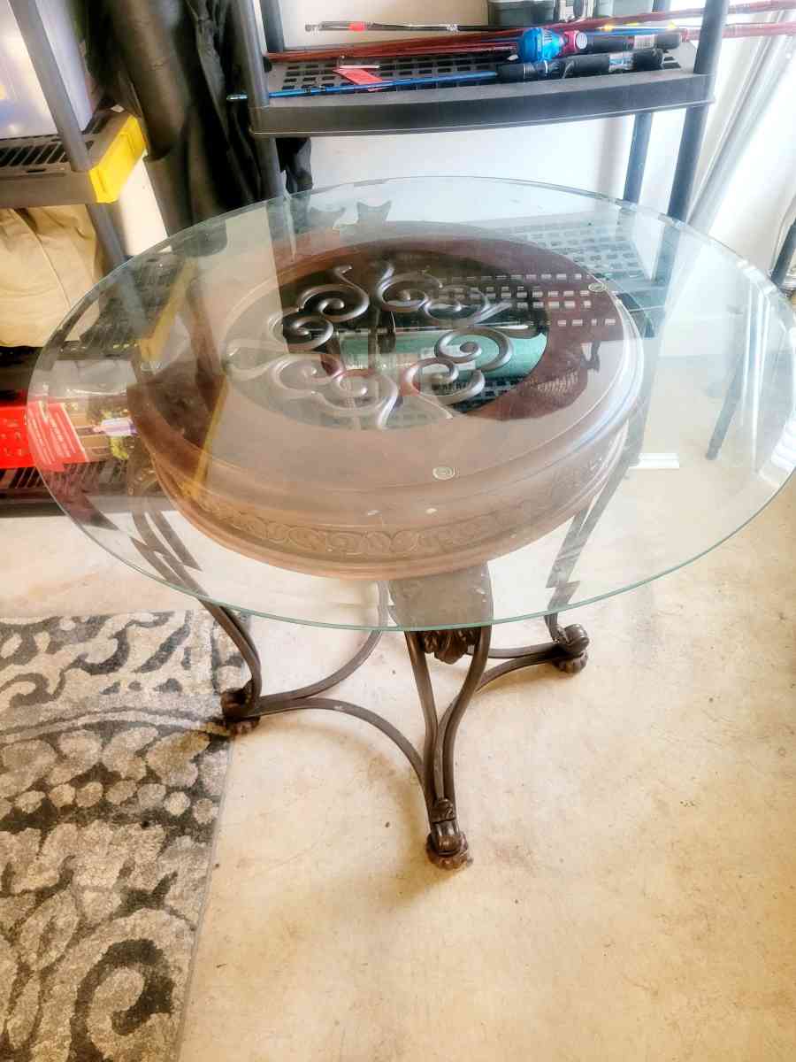 round table - Hampton, Georgia - FleaMarketBay