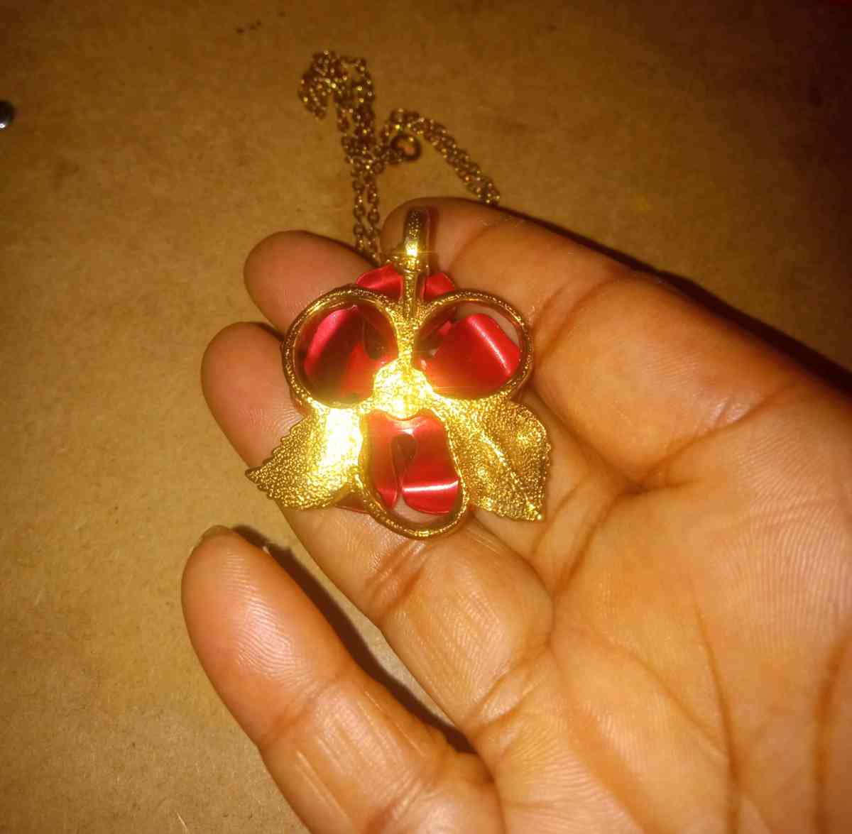 Beautiful vintage gold tone rose necklace - Merry Hill, North Carolina - FleaMarketBay