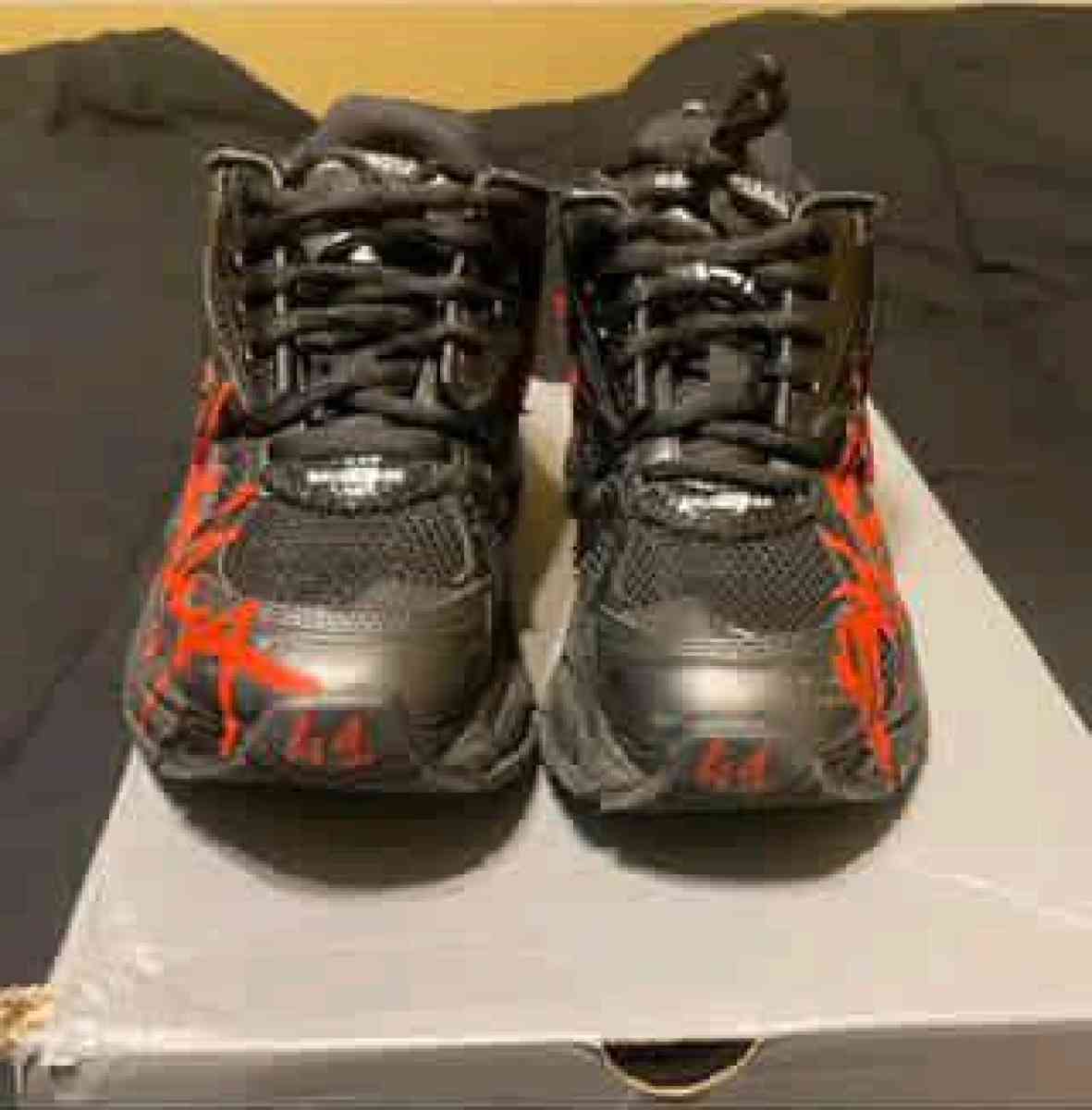 black and red runnere - Lithonia, Georgia - FleaMarketBay