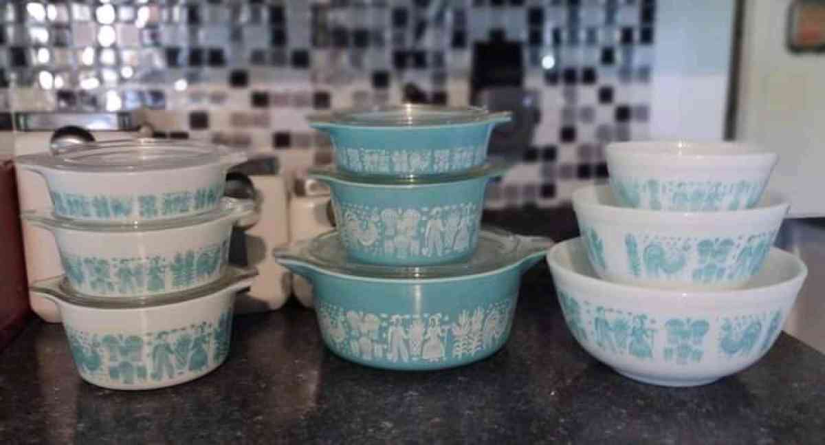 pink pyrex set and turquoise pyrex set - Springfield, Ohio