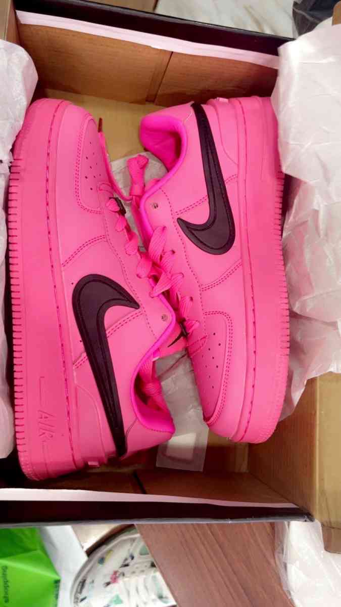 Brand new Nike sneakers pink color - Elmont, New York - FleaMarketBay