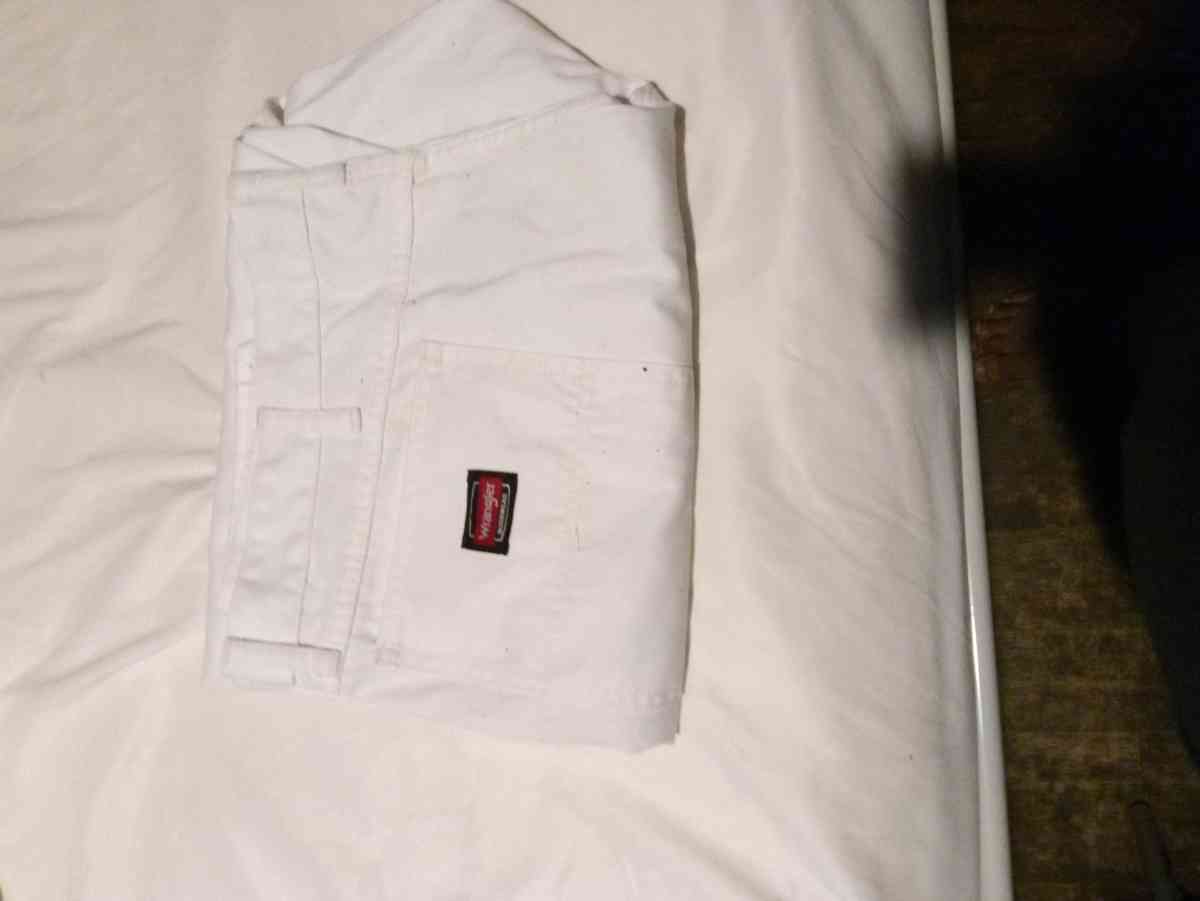 size 42 by 30 white brand new wrangler mens pants - Milwaukee, Wisconsin