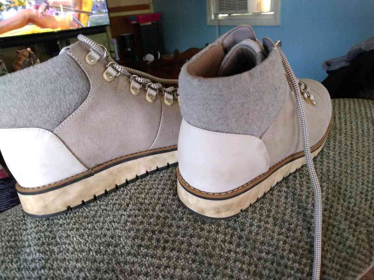 hiking boots - Addison, Michigan - FleaMarketBay