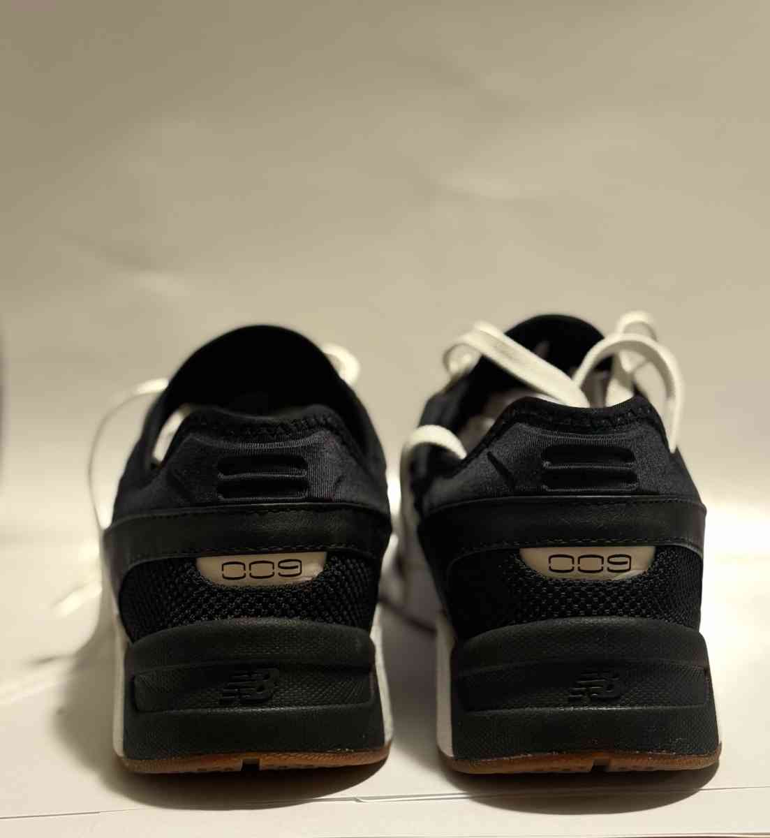 New Balance 009 shoes sneakersMLOO9UTW black white Size 11 - Naples, Florida - FleaMarketBay