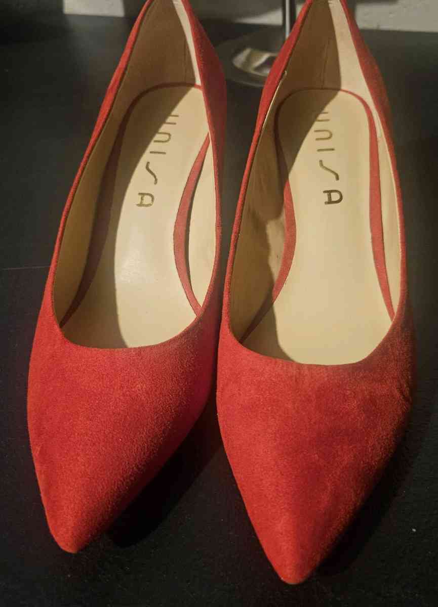 unisa red short heel sz 95