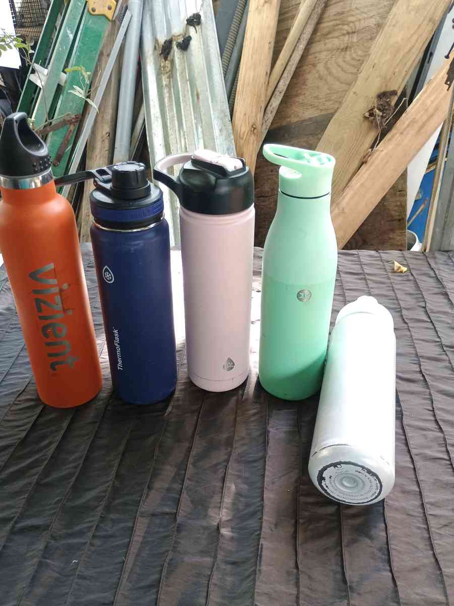 Stainless steel water bottles 16 pieces for 6000 or 500 each - Galveston, Texas - FleaMarketBay