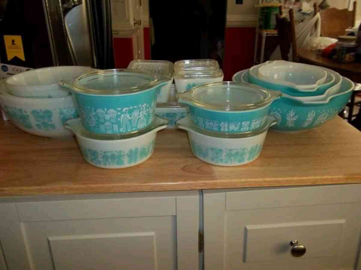 pink pyrex set and turquoise pyrex set - Springfield, Ohio - FleaMarketBay