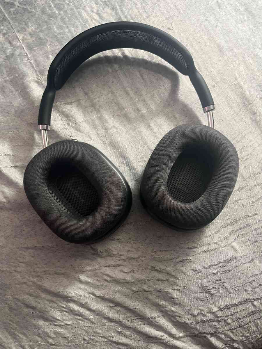 Airpod Max Headphones - Saint Louis, Missouri - FleaMarketBay