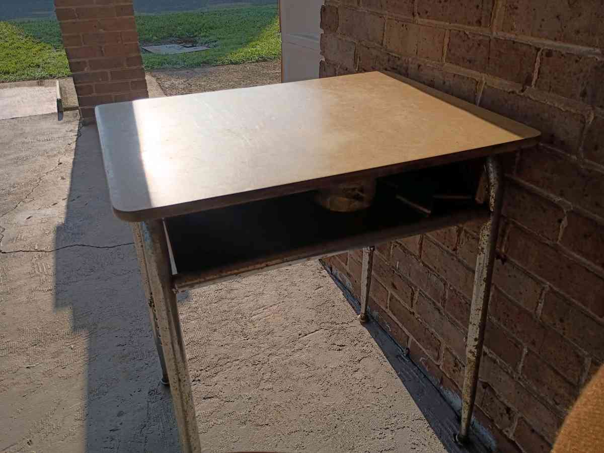 school desk with 2 chairs and office desk - Cordova, Alabama - FleaMarketBay