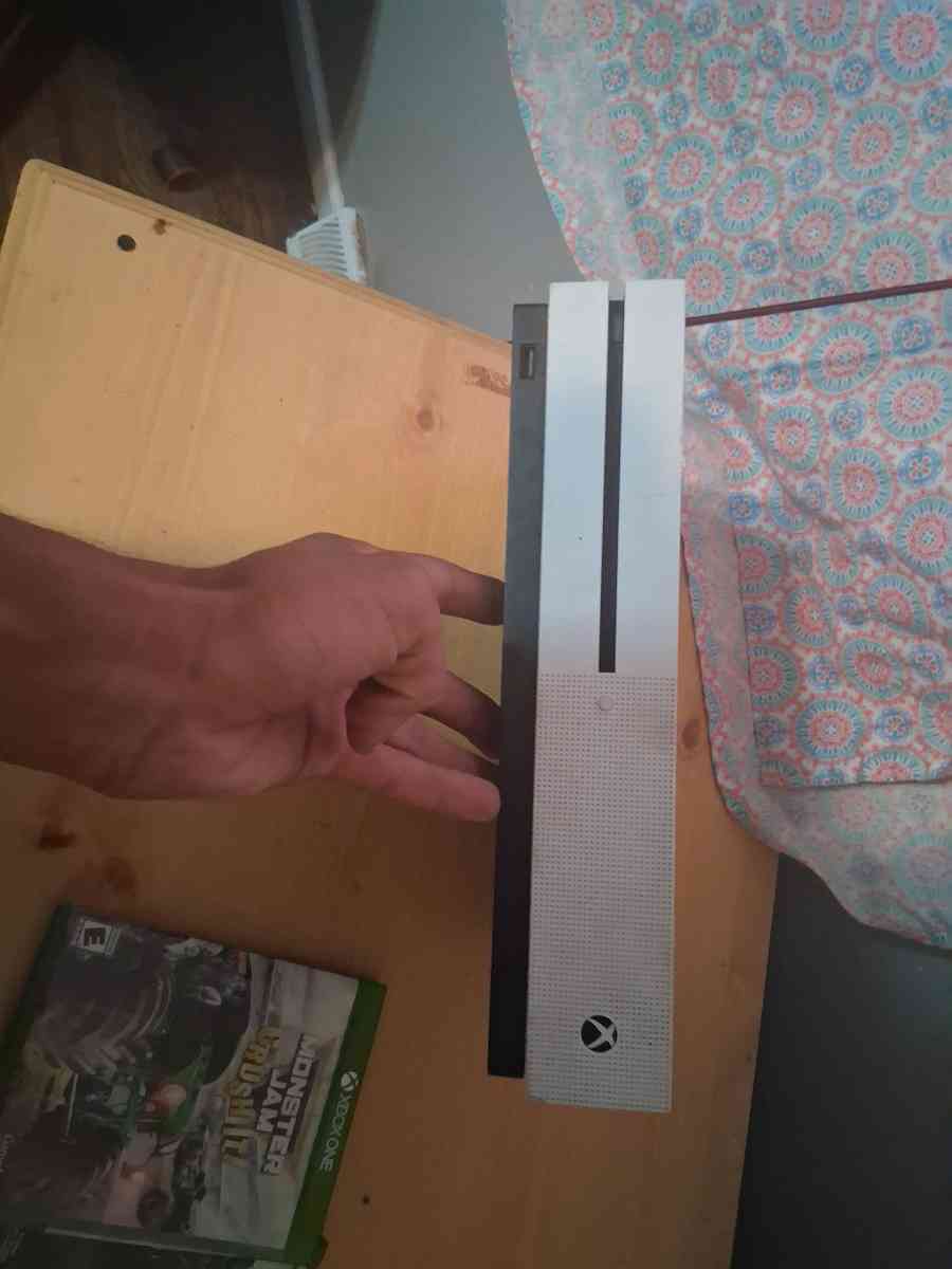 XBOX ONE S - Wichita, Kansas - FleaMarketBay