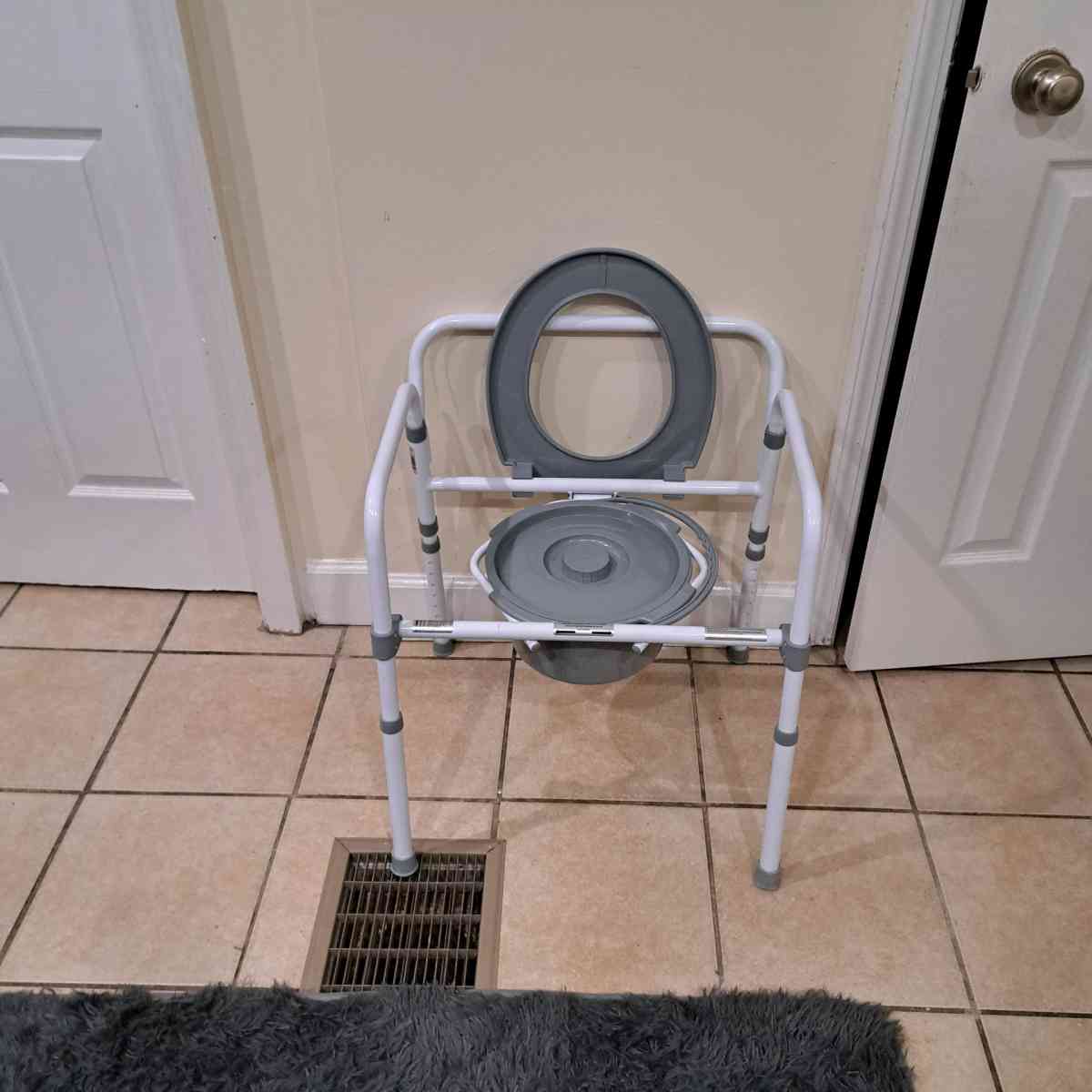 Bedside portable toilet - Indianapolis, Indiana - FleaMarketBay