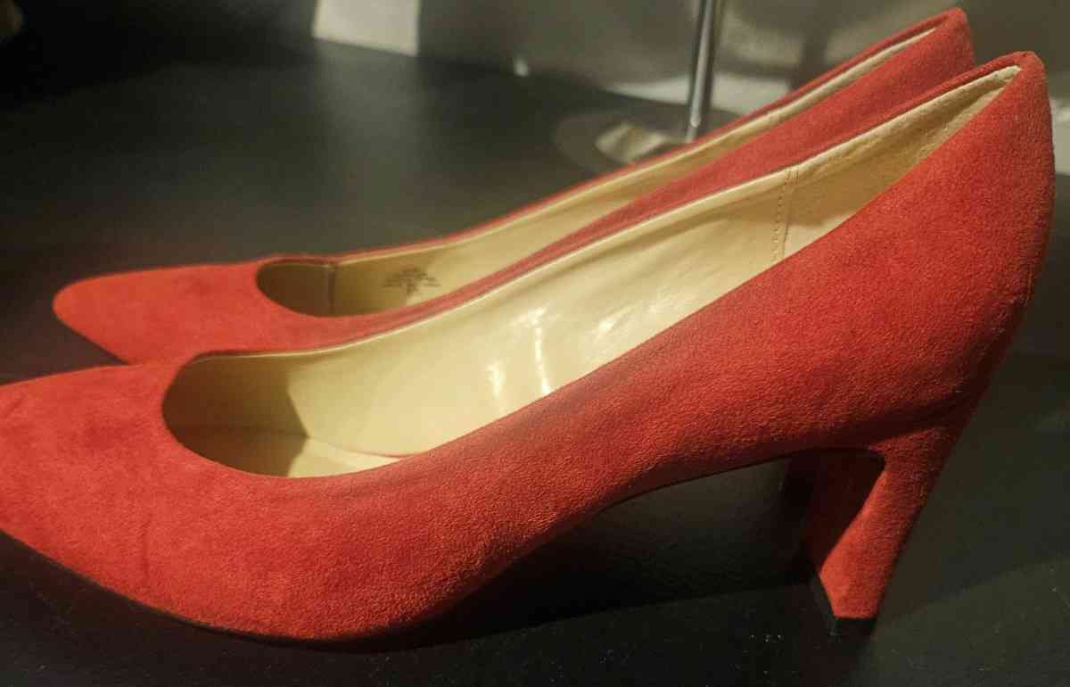 unisa red short heel sz 95 - Ashaway, Rhode Island - FleaMarketBay