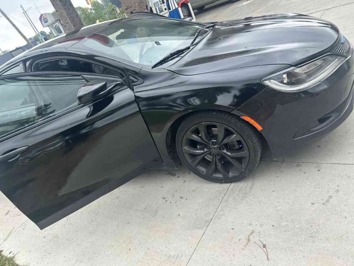 Chrysler 200 - Dearborn, Michigan - FleaMarketBay